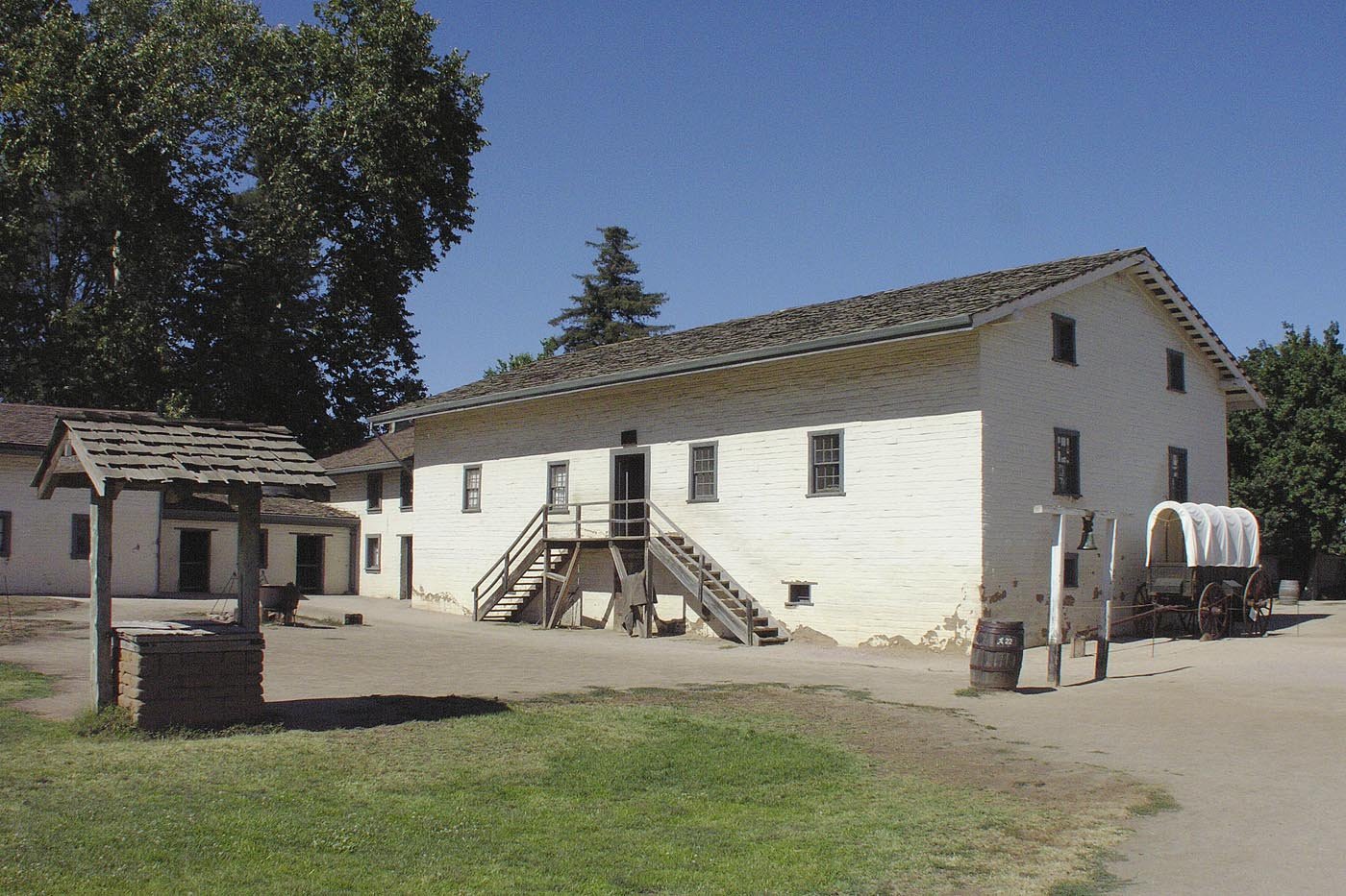 요새 중앙 건물 (Main Building) 앞